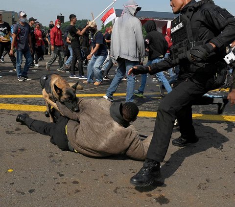 FOTO: Aksi Prajurit TNI Simulasi Hadapi Kericuhan Pemilu 2024, Pakai Water Canon hingga Anjing Pengamanan