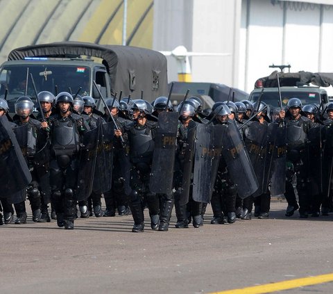 FOTO: Aksi Prajurit TNI Simulasi Hadapi Kericuhan Pemilu 2024, Pakai Water Canon hingga Anjing Pengamanan