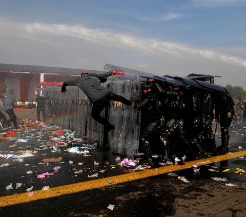 FOTO: Aksi Prajurit TNI Simulasi Hadapi Kericuhan Pemilu 2024, Pakai Water Canon hingga Anjing Pengamanan