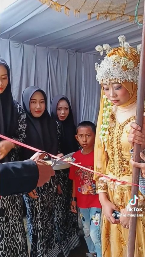 Tradisi Unik Potong Pita di Resepsi Pernikahan Ini Viral, Curi Perhatian<br>