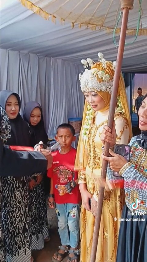 Tradisi Unik Potong Pita di Resepsi Pernikahan Ini Viral, Curi Perhatian