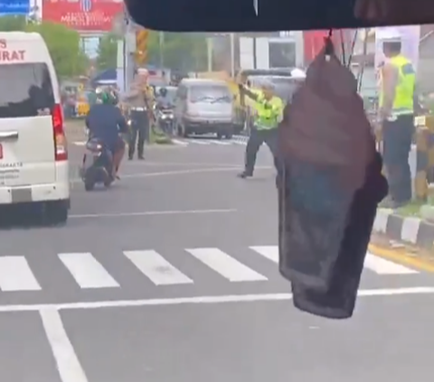 Viral Pemotor Nekat Terobos Iring-iringan Mobil Jokowi di Jogja, Aksinya Bikin Geram