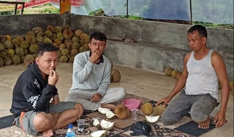 Mencicipi Durian Sinapeul di Majalengka