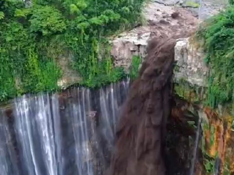 Potret Detik-Detik Banjir Lahar Gunung Semeru Terjang Tumpak Sewu, Bikin 9 Wisatawan Terjebak