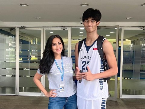 Momen Diah Permatasari Antar Sang Putra Tanding Basket di Taiwan, Tinggi Badannya Bikin Melongo