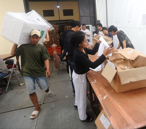 FOTO: Dua Minggu Lagi Coblosan, Logistik Pemilu 2024 di Tangerang Selatan Mulai Didistribusikan ke PPK