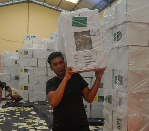 FOTO: Dua Minggu Lagi Coblosan, Logistik Pemilu 2024 di Tangerang Selatan Mulai Didistribusikan ke PPK