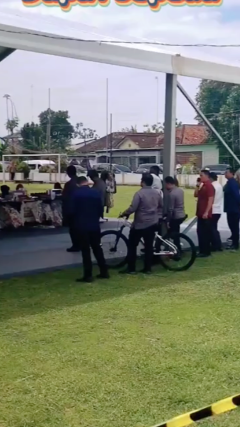 Momen Ibu-Ibu di Bantul Dapat Sepeda Gratis, Langsung Gowes di Depan Presiden Jokowi<br>