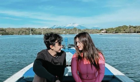 Felicya Angelista dan Caesar Hito tampak sedang menikmati momen berdua di atas perahu. Tampak pemandangan alam yang indah di Bali.