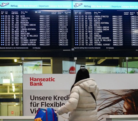 Bandara-bandara di Jerman lumpuh dan hampir seluruh penerbangan dibatalkan pada Kamis (1/2/2024). Kondisi ini terjadi setelah serikat pekerja Verdi menyerukan staf keamanan di bandara seluruh Jerman untuk melakukan mogok kerja. Foto: REUTERS/Jana Rodenbusch