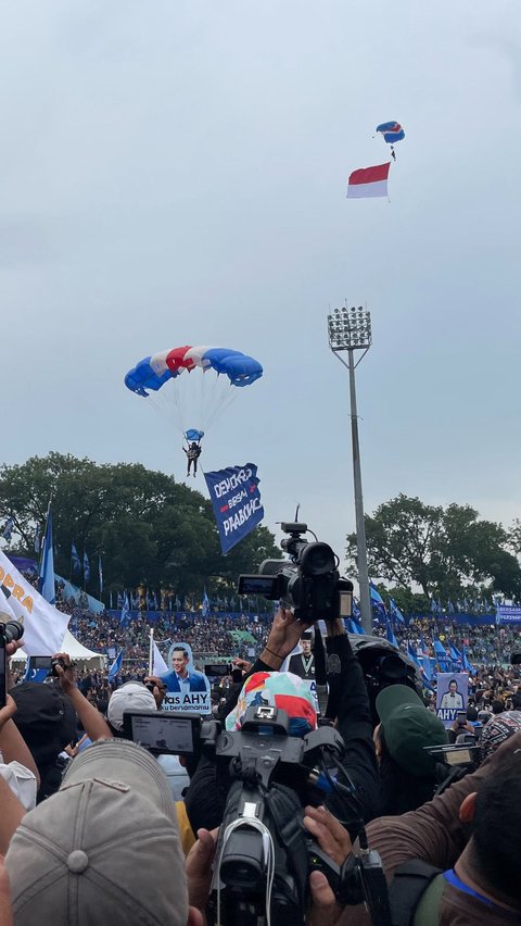 Aksi Penerjun Profesional Meriahkan Kampanye Akbar Prabowo di Malang