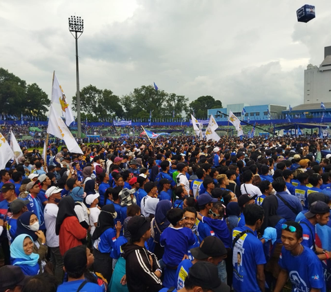 Aksi Penerjun Profesional Meriahkan Kampanye Akbar Prabowo di Malang