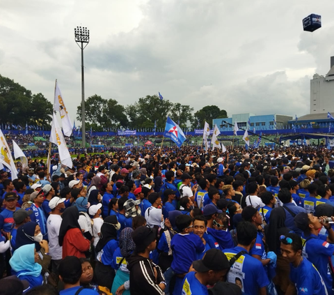 Aksi Penerjun Profesional Meriahkan Kampanye Akbar Prabowo di Malang