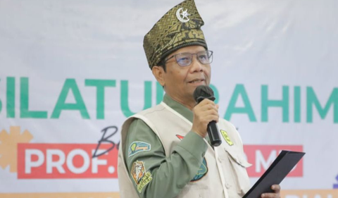 Mahfud mengatakan, tiga hal tersebut pertama mengucapkan terima kasih kepada Presiden Jokowi karena sudah melantik sebagai Menko Polhukam.<br>