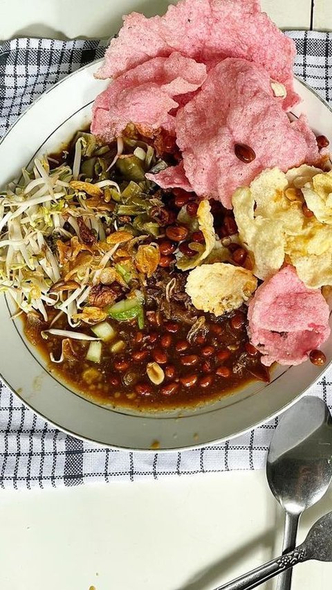 <b>Bubur Betawi Unik Isi Asinan Sawi Ini Jadi Simbol Kesederhanaan Orang Jakarta, Kini Mulai Langka</b><br>