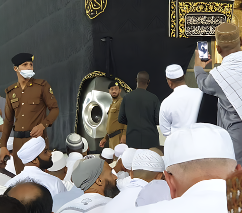 See a Little Child Playing Alone near the Kaaba, Soldiers Act Promptly: Not Expelling But Carrying Him So He Can Kiss the Kaaba