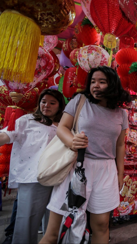 Warga tengah melihat-lihat aneka ragam hiasan Imlek yang dijual di Pasar Glodok, Jakarta, Kamis (1/2/2024).<br>(Foto Liputan6.com / Angga Yuniar)<br>