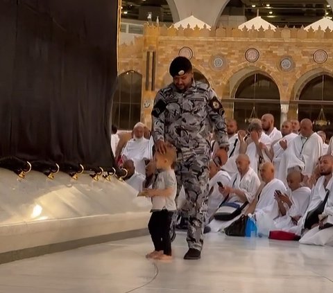 See a Little Child Playing Alone near the Kaaba, Soldiers Act Promptly: Not Expelling But Carrying Him So He Can Kiss the Kaaba