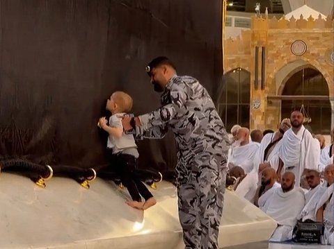 See a Little Child Playing Alone near the Kaaba, Soldiers Act Promptly: Not Expelling But Carrying Him So He Can Kiss the Kaaba