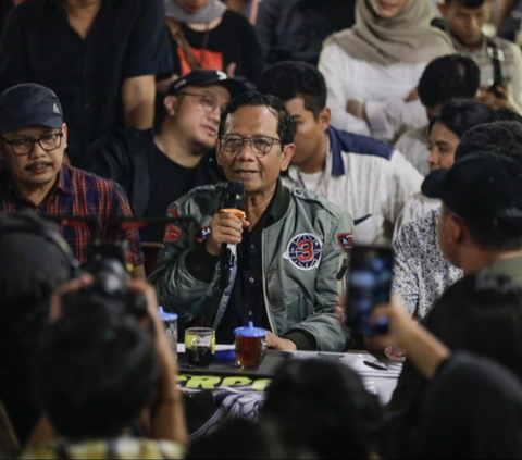 Mahfud di kantor Kemenko Polhukan usai bertemu dengan Presiden Jokowi di Istana, menceritakan momen ketika 'memukul' para pejabat nakal. Menurutnya, melalui wartawan dan publik membuat semua menjadi lancar.