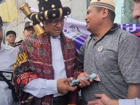 Anies Given Money by Supporters in South Tapanuli, to Buy Vitamins