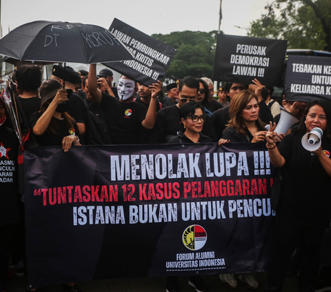 FOTO: Aksi Kamisan ke-804, Masyarakat Sipil Beri Petisi untuk Penguasa di Istana