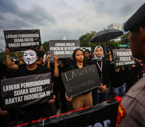 Forum Alumni Universitas Indonesia bergabung dengan para korban pelanggaran HAM berat serta para mantan aktivis 98 membentangkan poster dan spanduk saat mengikuti Aksi Kamisan di depan Istana Negara, Jakarta, Kamis (01/02/2024). <br>(Foto Liputan6.com / Angga Yuniar)<br>