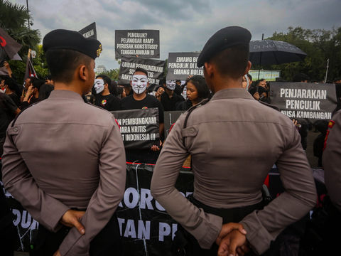 FOTO: Aksi Kamisan ke-804, Masyarakat Sipil Beri Petisi untuk Penguasa di Istana