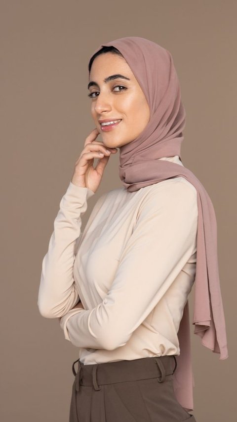 Bikin Tetap Awet dan Nggak Gampang Koyak, Ternyata Begini Cara Mencuci Hijab yang Benar<br>