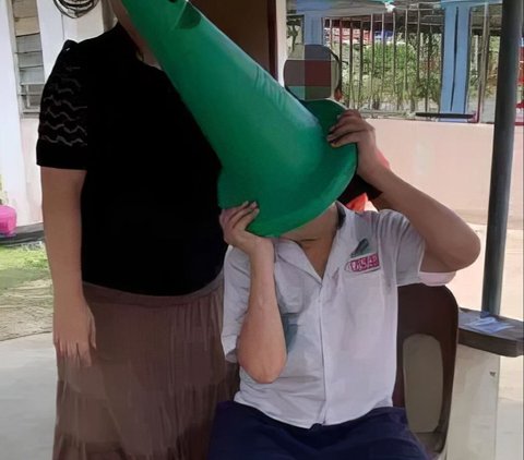 Laughing but Pity! Because of the Activeness of a Elementary School Child's Head, It Gets Stuck in a Traffic Cone, Firefighters Are Forced to Saw It Until It's Full of Holes