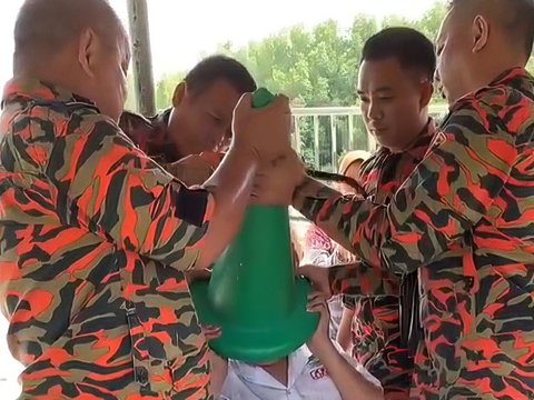 Laughing but Pity! Because of the Activeness of a Elementary School Child's Head, It Gets Stuck in a Traffic Cone, Firefighters Are Forced to Saw It Until It's Full of Holes