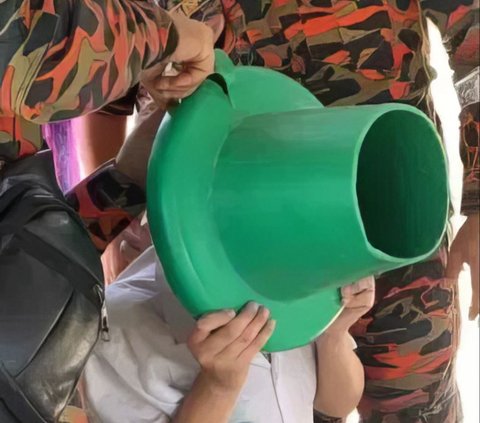 Laughing but Pity! Because of the Activeness of a Elementary School Child's Head, It Gets Stuck in a Traffic Cone, Firefighters Are Forced to Saw It Until It's Full of Holes