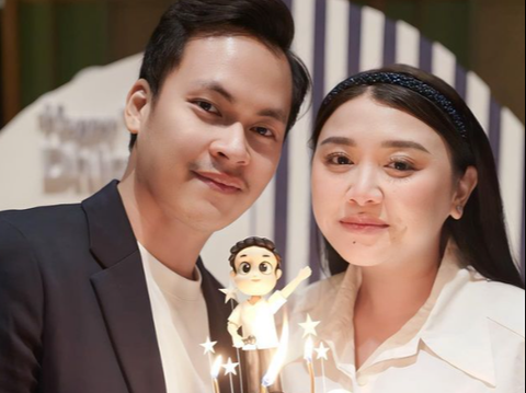 Portrait of Clarissa Putri, the Selebgram who was mistaken for Fadil Jaidi's girlfriend, being proposed by her lover.