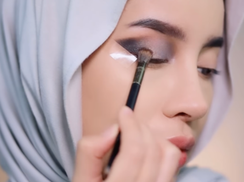 Tampil Bold Saat Henna Night, Tengok Makeup Aghnia Punjabi