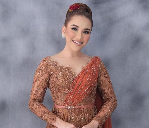 The Enchantment of Ayu Ting Ting with a Kebaya Dress, Her Transformation Style is Astonishing