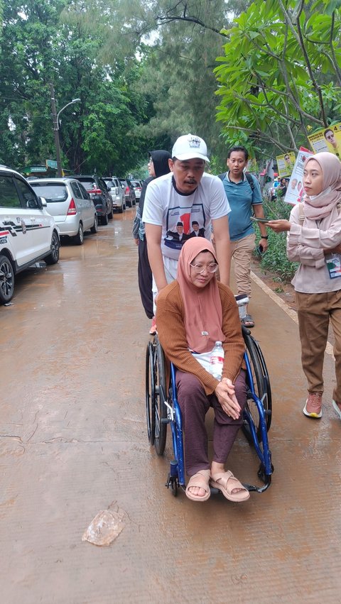 Romantisnya Suami Dorong Istri Penyandang Disabilitas Pakai Kursi Roda, Jalan 2,5 Meter Demi Hadiri Kampanye Akbar AMIN di JIS