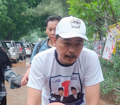 Romantisnya Suami Dorong Istri Penyandang Disabilitas Pakai Kursi Roda, Jalan 2,5 Meter Demi Hadiri Kampanye Akbar AMIN di JIS