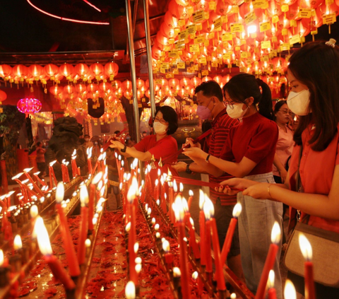Malam pergantian tahun baru Imlek 2024, warga Tionghoa datang ke tempat peribadahannya untuk melaksanakan ibadah sembahyang. Warga Tionghoa berkumpul di kelenteng dan rumah-rumah ibadah untuk mengikuti serangkaian ritual sembahyang di malam itu. Foto: Liputan6.com / Angga Yuniar<br>