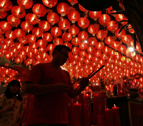 FOTO: Suasana Hikmat Warga Keturunan Tionghoa di Tangerang Sembahyang di Malam Pergantian Tahun Baru Imlek 2024