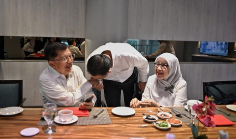 Momen penuh kehangatan itu terlihat ketika Anies menghampiri JK dan istrinya untuk bercium tangan.<br>