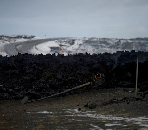 Letusan kedua ini membuat gunung berapi Sylingarfell menyemburkan aliran lava hingga 90 meter ke udara. Foto: REUTERS / Frank Nieuwenhuis<br>