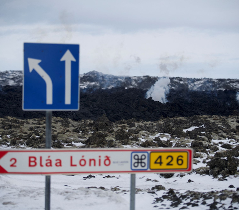 Letusan gunung ini telah memuntahkan material batuan dan aliran lava yang terang keluar dari retakan tanah di semenanjung Reykjanes. Foto: REUTERS / Frank Nieuwenhuis<br>