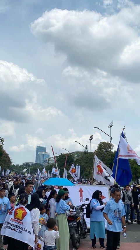 Saat Kompleks GBK 'Membiru' jadi Lautan Massa Pendukung Prabowo-Gibran