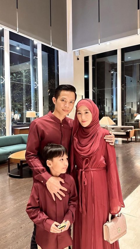 Artis berdarah Tionghoa yang ikut merayakan Imlek adalah Larissa Chou. Bersama suami baru dan putranya, Larissa tampak kompak dalam balutan busana berwarna merah.