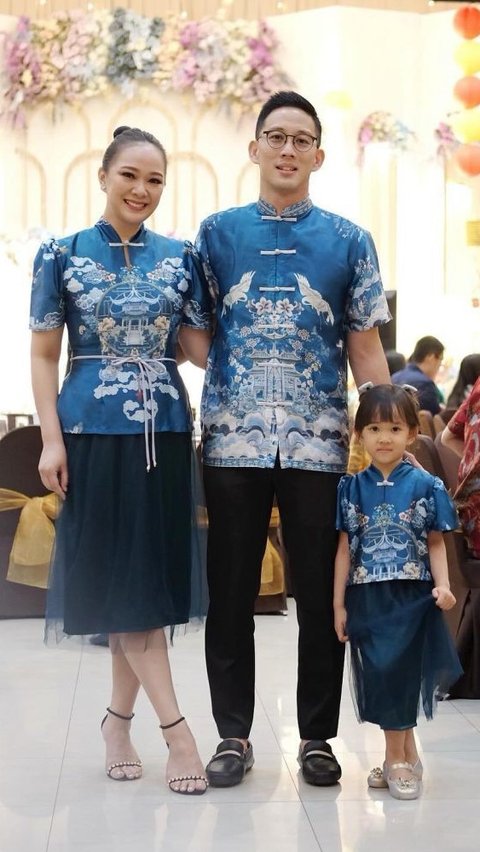Lebih semarak lagi, Yuanita Christiani dan keluarga merayakan Imlek dengan menggunakan busana biru. Di acara kumpul keluarga besar, keluarga kecil Yuanita cukup mencuri perhatian lantaran ornamen bajunya sangat menawan.