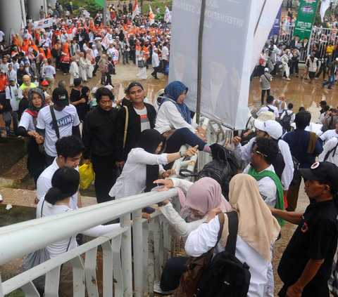Akibat padatnya akses masuk tersebut, tak sedikit pendukung nomor urut 01 ini terpaksa harus berjalan kaki sejauh 3 sampai 5 kilometer untuk bisa masuk ke dalam Jakarta International Stadium (JIS). Foto: merdeka.com / Arie Basuki