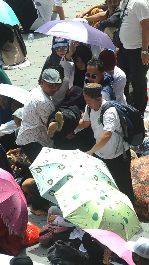 Akibat padatnya antrean masuk ke JIS, beberapa pendukung ada yang pingsan karena kelelahan. Foto: merdeka.com / Arie Basuki