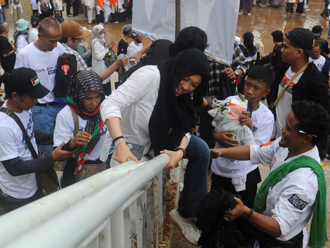 FOTO: Perjuangan Massa Pendukung Anies-Muhaimin Bersusah Payah Masuk ke Dalam JIS, Emak-Emak Sampai Nekat Panjat Pagar
