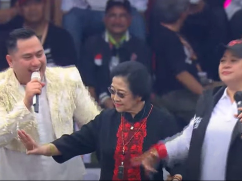 Megawati dan Puan Nyanyi Dangdut dan Joget Bareng King Nassar, Massa Pendukung Ganjar Padati Simpang Lima