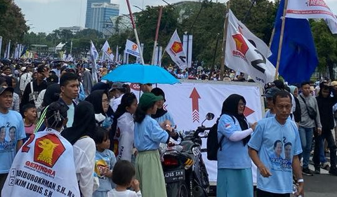 Dia pun meminta pendukungnya tak memaksa berdiri di GBK apabila sudah tidak kuat. Prabowo mengatakan para pendukung bisa pelan-pelan keluar arena GBK untuk beristirahat.<br>